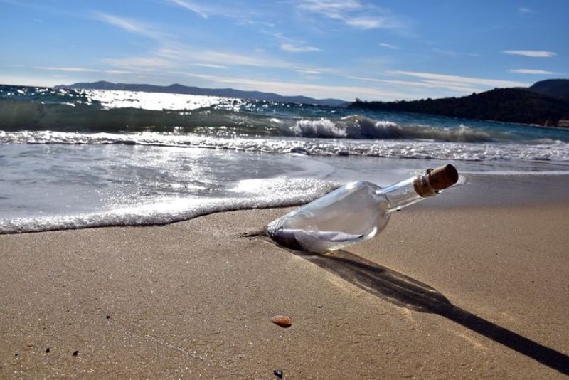 Pesan Tersembunyi dalam Botol: Cerita dari Pulau Terpencil