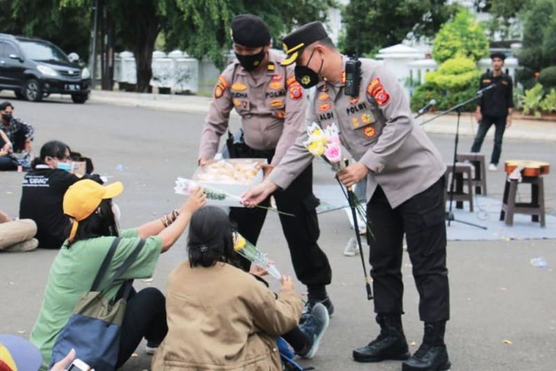 Viral karena Aksi Humanis: Cerita Menyentuh yang Menggetarkan Hati Indonesia