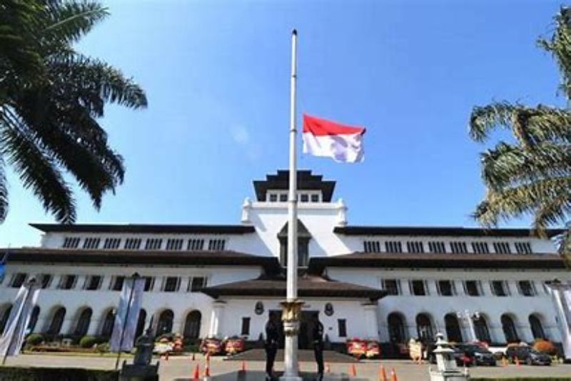 Tiang Setengah Bendera