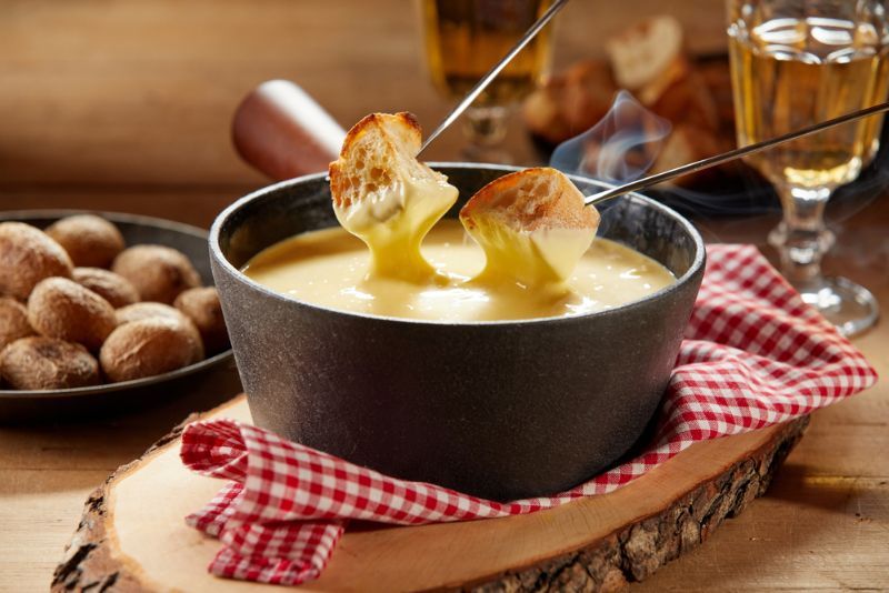 Kuliner Khas Swiss: Fondue, Raclette, dan Kelezatan Swiss Chocolate