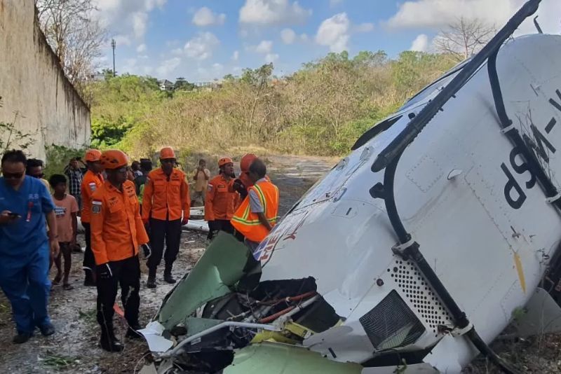 Helikopter Bawa Lima Penumpang Jatuh di Tebing Pecatu Bali, Dua Korban Dilarikan ke Rumah Sakit