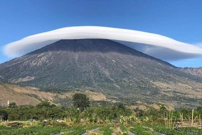 Pesona Keindahan Alam Lima Gunung Berapi Tertinggi di Indonesia