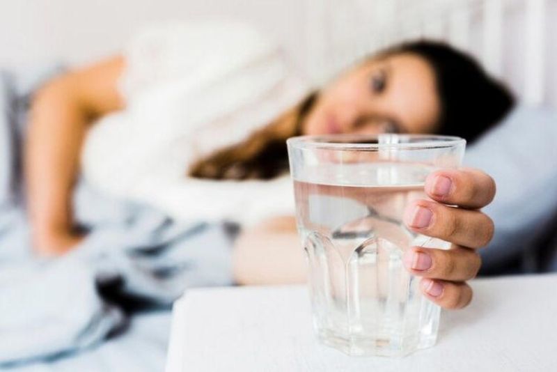 Minum air putih dingin atau hangat saat bangun tidur?