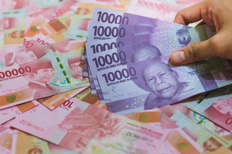 Rupiah Ditutup Melemah ke Rp16.300 Jelang Putusan Suku Bunga The Fed