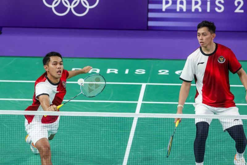 Ganda putra Indonesia, Fajar Alfian, mengembalikan kok di samping Muhammad Rian Ardianto