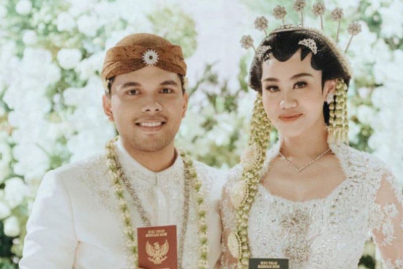 Thariq dan Aaliyah memamerkan buku nikah masing-masing