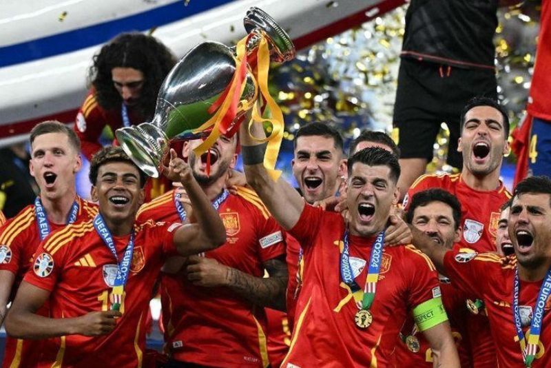 Timnas Spanyol yang dikapteni Alvaro Morata merayakan keberhasilan menjuarai Euro 2024