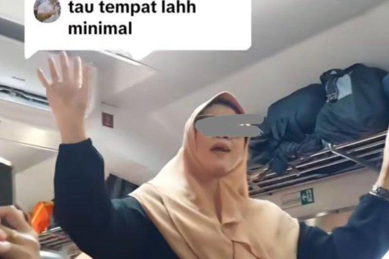 Viral Emak-emak Nyanyi di Kereta Api hingga Ganggu Penumpang Lain