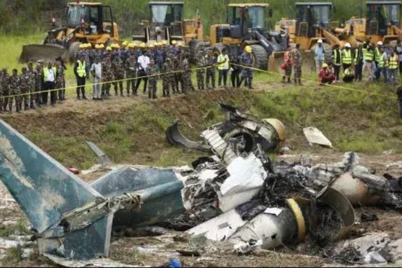 Personel militer Nepal menutup lokasi jatuhnya pesawat di Bandara Internasional Tribhuvan