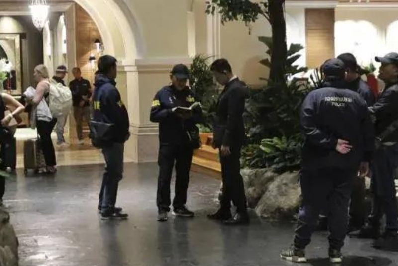 Polisi berkumpul di luar Hotel Grand Hyatt Erawan di Bangkok, Thailand, Selasa, 16 Juli 2024.