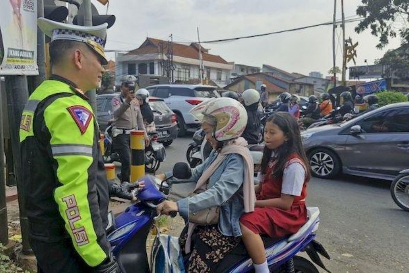 Satlantas Polrestabes Bandung menggelar operasi patuh Lodaya di hari ke delapan di Jalan Laswi, Senin (22/7/2024) tepatnya dengan palang pintu kereta api. Kegiatan ini dipimpin langsung Kasatlantas Po