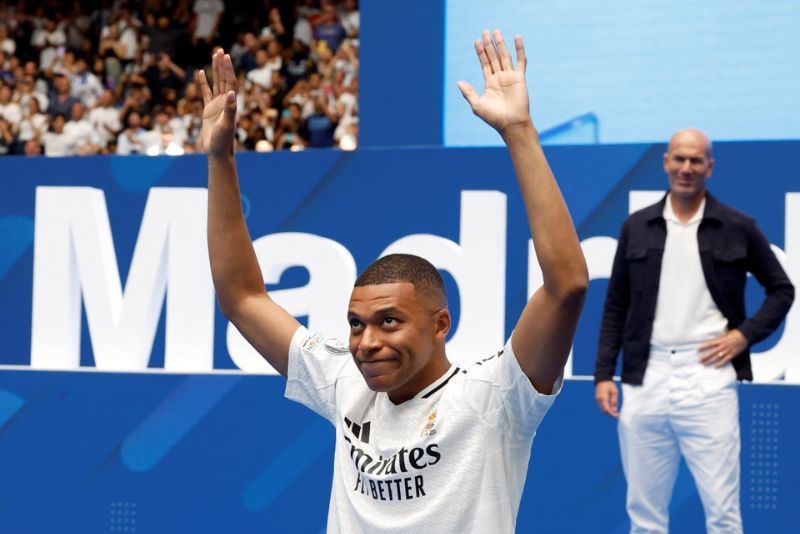 Kylian Mbappe saat diperkenalkan Real Madrid di Santiago Bernabeu