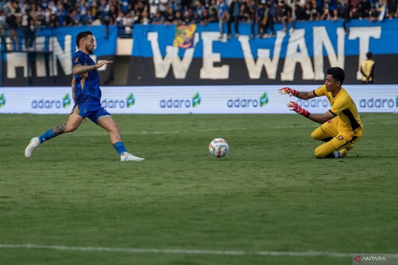 Pesepak bola Persib Bandung Marc Klok (kiri) mengejar bola dibayangi penjaga gawang PSM Makassar HIilman Syah (kanan) saat pertandingan Group A Piala Presiden 2024 di Stadion Si Jalak Harupat, Kabupat