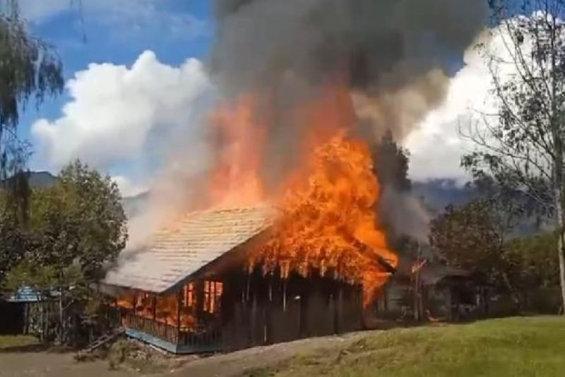 OPM Bakar Bangunan Sekolah di Pegunungan Bintang Papua Karena Anak-anak Dipaksa Menghafal UUD 1945