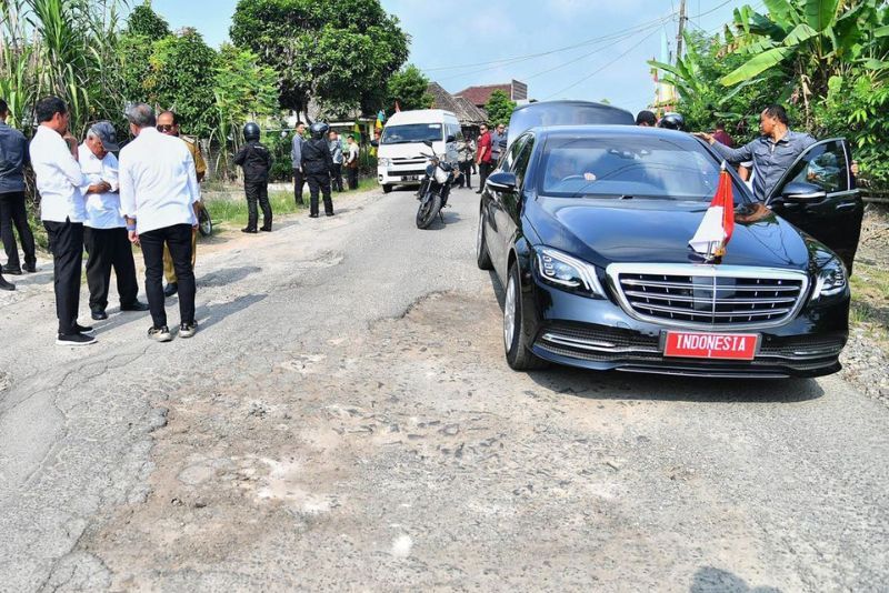 Jokowi Mendadak Turun dari Mobil untuk Cek Jalan Rusak di Lampung