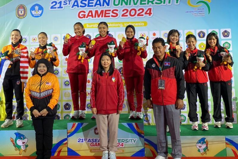 Trio karateka putri Universitas Hasanuddin menerima medali emas sebagai juara beregu Kata.