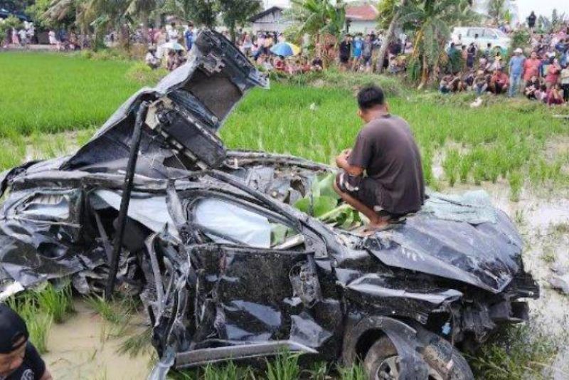 Kondisi mobil korban yang masuk areal persawahan Minggu, (21/7/2024)