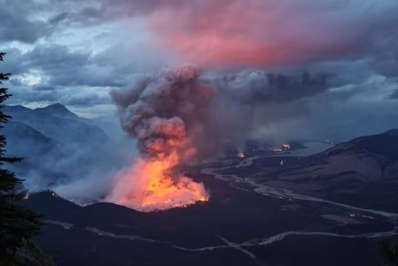 Kota wisata Jasper di Kanada terbakar hebat