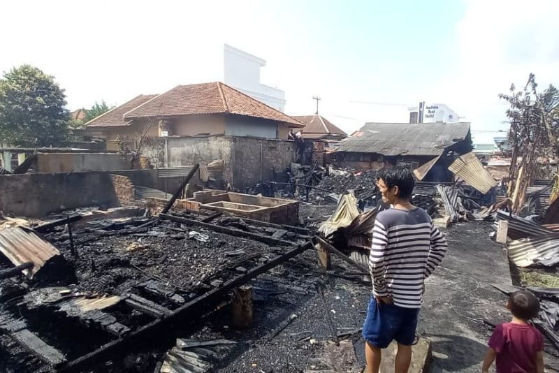 Kebakaran Menghanguskan Satu Bedeng dan Dua Rumah Warga di Palembang, Sumsel