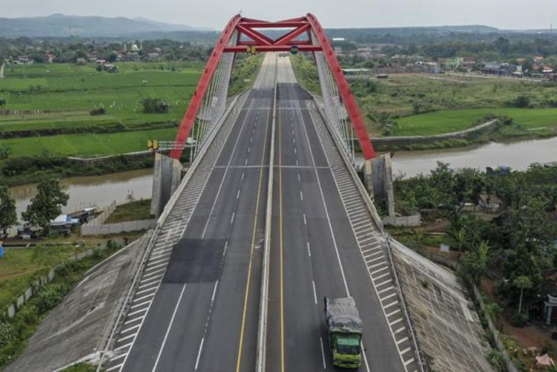 Suasana ruas Jalan Tol Batang-Semarang yang sepi di Jembatan Kalikuto, Batang, Jawa Tengah, Kamis 6 Mei 2021. Di hari pertama penerapan larangan mudik 2021 sejumlah ruas tol Trans Jawa di Jawa Tengah