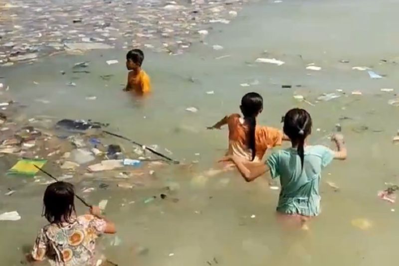 Pantai Pasir Putih Penuh Sampah Diduga di Lampung