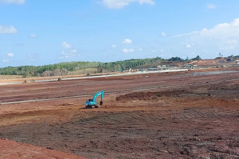 Alat berat mengeruk tanah di lokasi pembangunan Bandara VVIP IKN, Penajam Paser Utara, Kalimantan Timur, Minggu (28/7/2024)