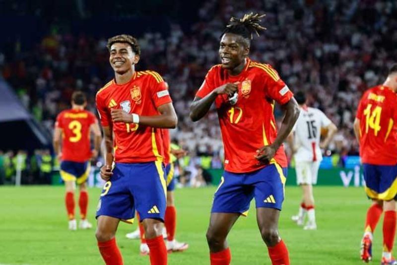 Pemain Spanyol Nico Williams melakukan selebrasi bersama Lamine Yamal usai mencetak gol ke gawang Georgia dalam pertandingan babak 16 besar Euro 2024 di Stadion Cologne, Cologne, 1 Juli 2024.