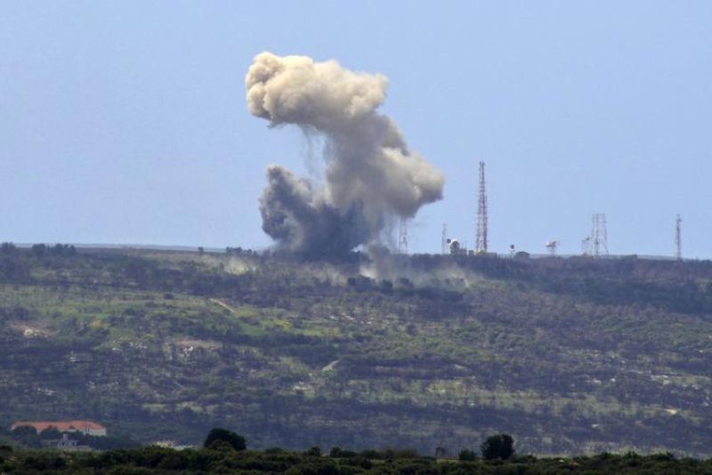 Foto yang diambil dari desa Alma Al Shaab di Lebanon selatan menunjukkan asap mengepul dari pos terdepan Israel setelah serangan roket oleh Hezbollah Lebanon pada 6 April 2024