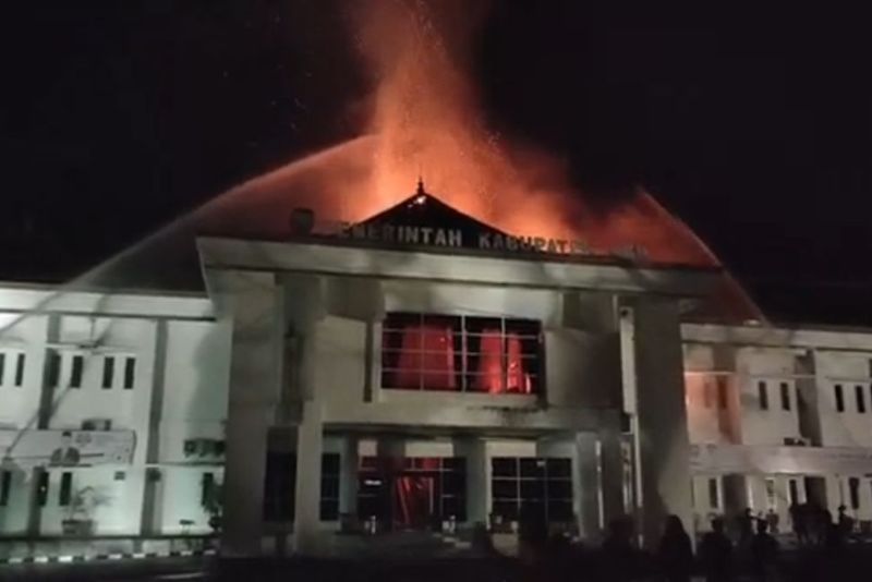 Kebakaran Hebat Melahap Kantor Pemkab OKU Sumsel