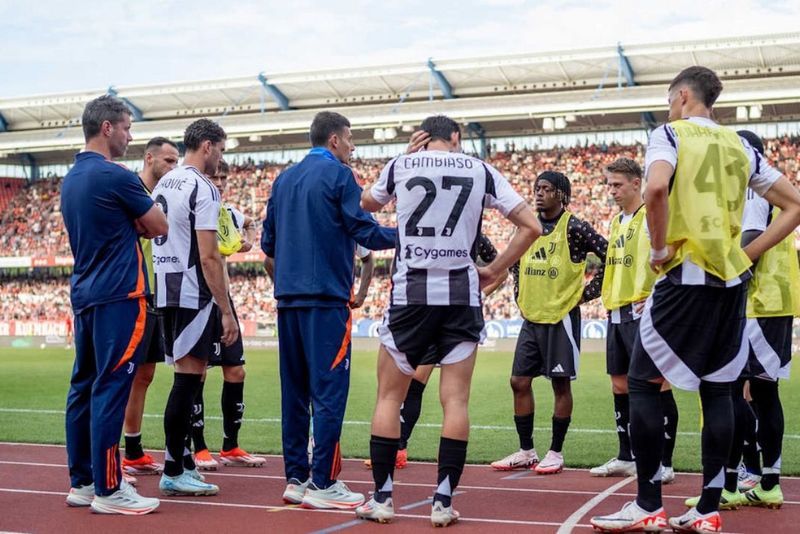 Thiago Motta saat memberi arahan kepada pemain Juventus di laga melawan Nurnberg