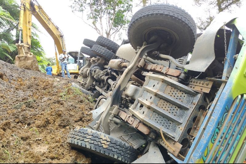 Gagal Menanjak, Truk Bermuatan Aspal Panas Terbalik