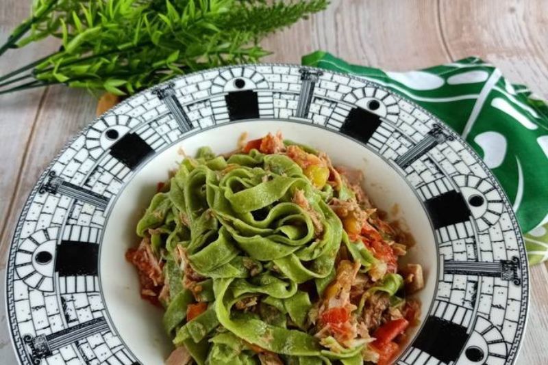 Tuna Pasta dengan Saus Krim dan Bayam