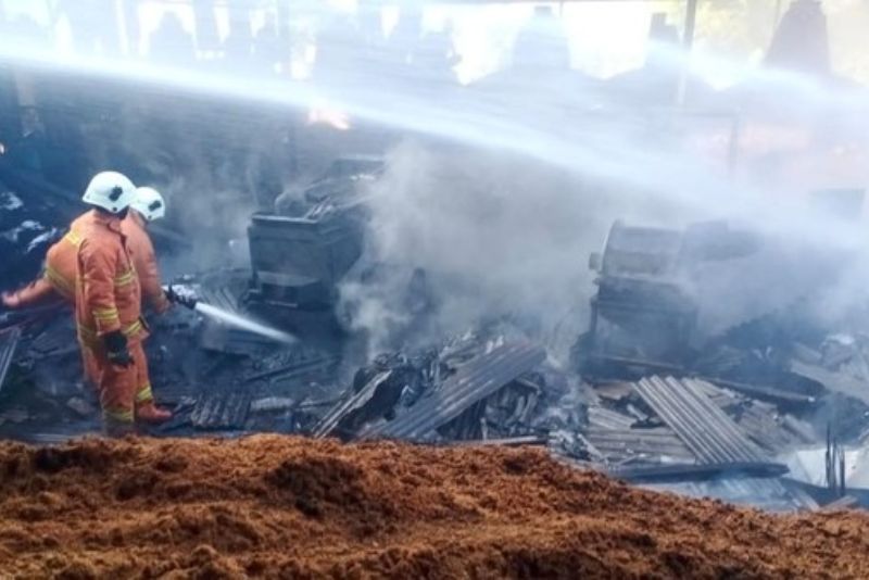 Kebakaran gudang plastik di Mojokerto