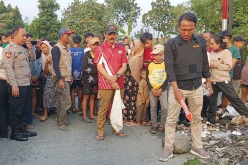 Warga Garut digegerkan dengan penemuan mayat bayi berjenis kelamin perempuan di Kampung Bojongbungur, Desa Mandalasari, Kecamatan Kadungora, Kabupaten Garut, Jawa Barat, Senin (22/7/2024) sore pukul 1