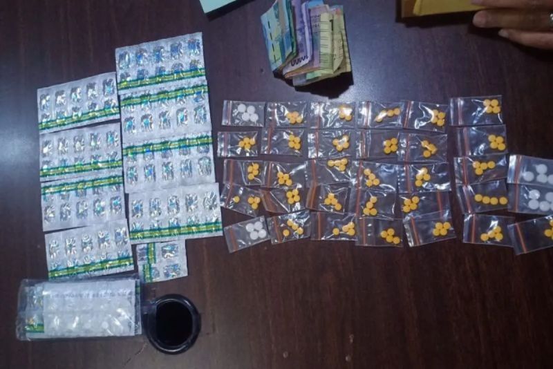 Sejumlah barang bukti berupa 18 lempeng obat tipe G merek Tramadol dengan masing-masing lempeng berisi 10 butir, 17 butir Tramadol, 116 butir Exymer dan uang tunai sebesar Rp174 ribu diamankan polisi