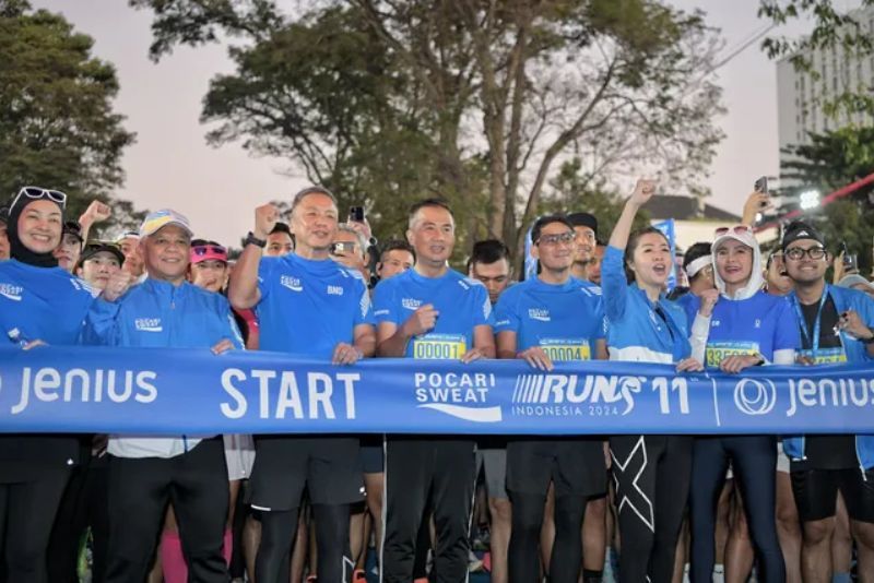 Pj Gubernur Jawa Barat Bey Machmudin lepas para peserta Pocari Sweat Run 2024 di depan Gedung Sate