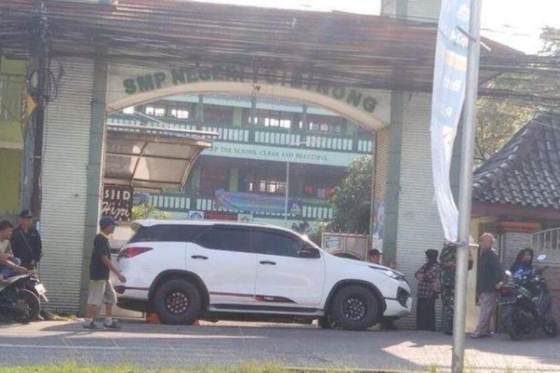 Kecewa Tak Lolos PPDB, Orang Tua Parkir Mobil Depan Gerbang Seharian