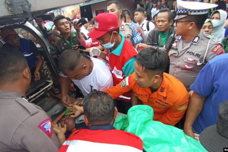 Hujan lebat mengakibatkan tanah longsor di Gorontalo, Sulawesi Utara. Insiden tersebut menewaskan sedikitnya 18 orang.