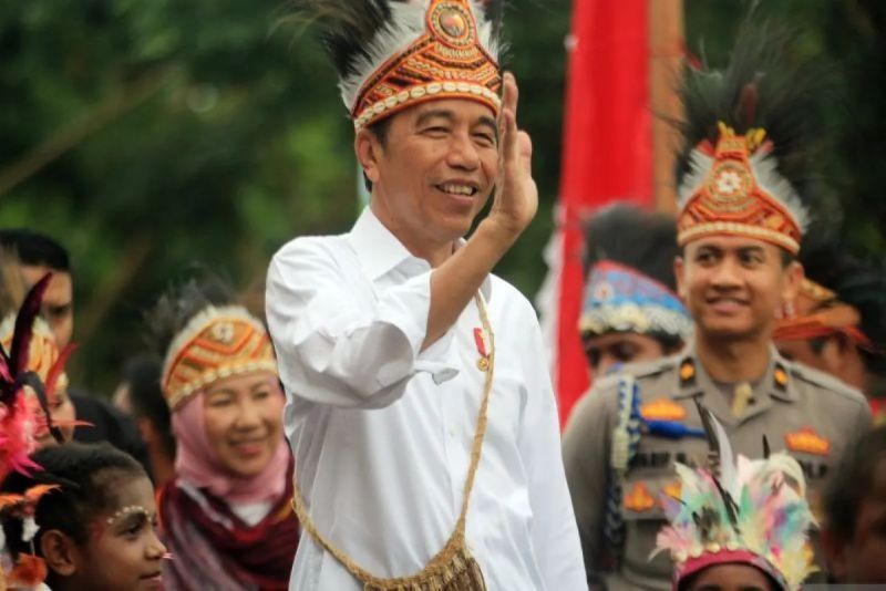 Presiden Joko Widodo menyapa anak-anak yang menyambutnya saat tiba di Istora Papua Bangkit, Jayapura, Selasa (23/7/2024).