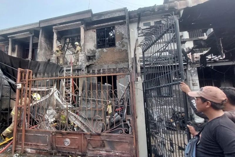 Kebakaran tiga unit rumah tinggal yang diduga akibat arus pendek listrik terjadi di Perumahan Kresek Indah Jalan crisant II B No.38, 39 dan 40, RT3/RW12, Duri Kosambi, Cengkareng, Jakarta Barat pada M