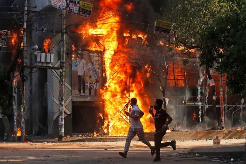 Satu orang WNI Dilaporkan Tewas Dalam Kebakaran di Hotel Berbintang Lima di Bangladesh Tatkala Kerusuhan Berujung Pada Pengunduran Diri Perdana Menteri Sheikh Hasina