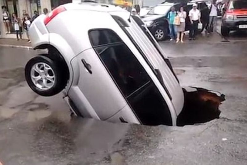 Sinkhole Tiba-Tiba Muncul di Seoul Telan Mobil SUV