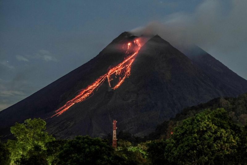 Gunung Merapi  Semburkan Lava Pijar Sebanyak 18 Kali