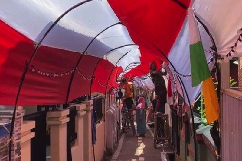 Geliat Warga Cianjur Sambut HUT RI, Bangun Terowongan Bendera Merah Putih 400 Meter