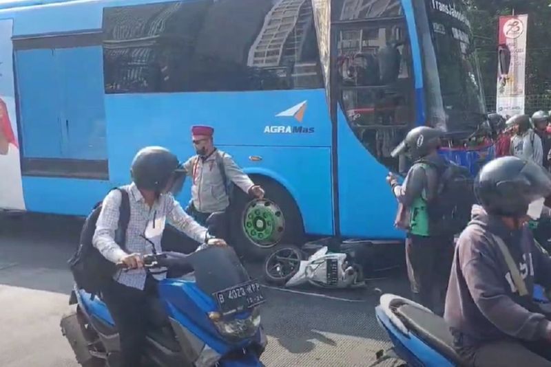 Pemotor Wanita Kecelakaan di Jaktim