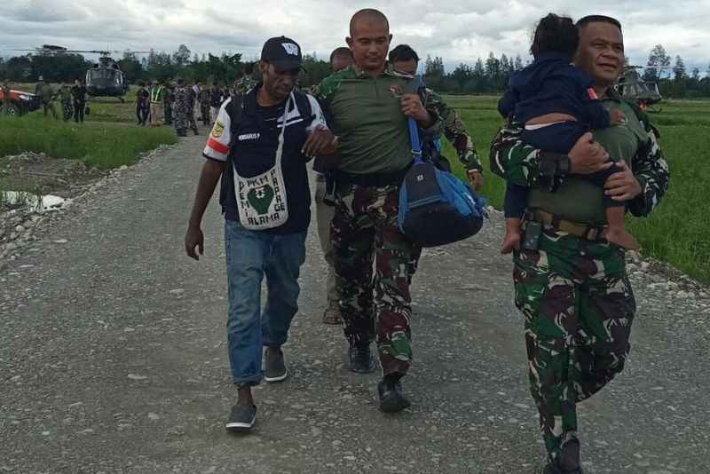 Pasukan Elite TNI Evakuasi Nakes dan Anak yang Disandera OPM Pembunuh Pilot Selandia Baru