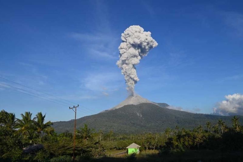 Gunung Lewotobi Laki-Laki 2 Kali Erupsi Minggu Siang, Tinggi Kolom Letusan 800 Meter