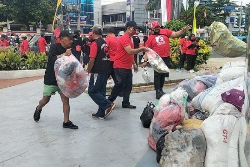 TPA Cipayung Ditutup, Kader PDIP Bawa Sampah Berkarung-karung ke Kantor Wali Kota Depok