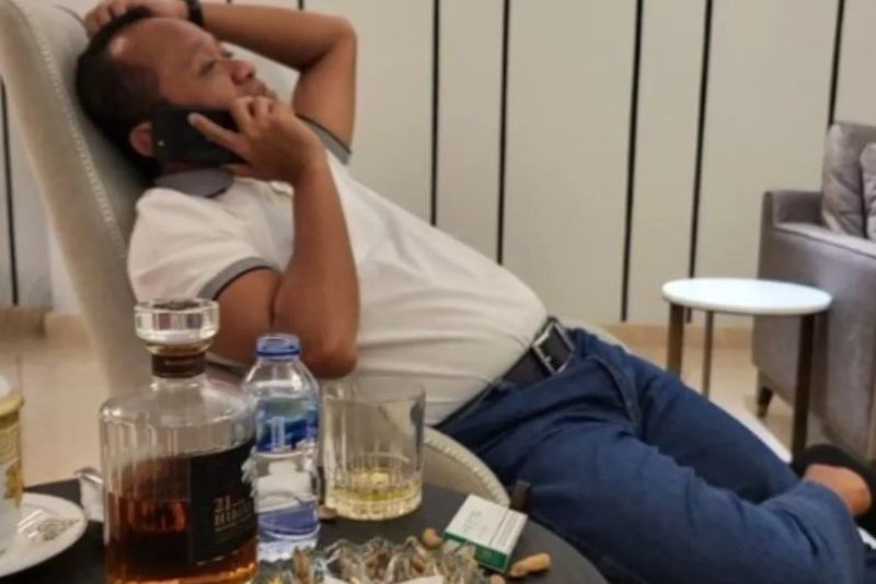 Foto Diduga Bahlil Sedang Minum