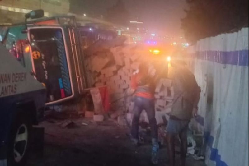 Truk Muatan Hebel Terguling Dekat Stasiun Cawang, Lalin Tersendat